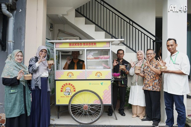 program bakso bager1 dompet dhuafa Foto bersama penerima manfaat pada peresmian Program Bakso Bager, Jumat (28/2/2025).