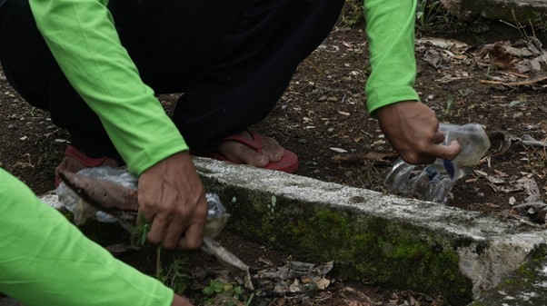 program sekar ramadan 1446 h4 dompet dhuafa Aksi Sadar Kebersihan Area Makam (SEKAR) di Taman Makam Pahlawan (TMP) Dreded, Kota Bogor, Jumat (28/02/2025).