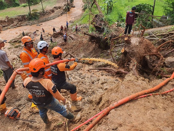 respon longsor sukabumi1 dompet dhuafa DMC Dompet Dhuafa menyediakan menu buka puasa dan sahur serta alas dan selimut untuk tidur bagi para penyintas banjir bandang di Sukabumi, Senin (10/03/2025).