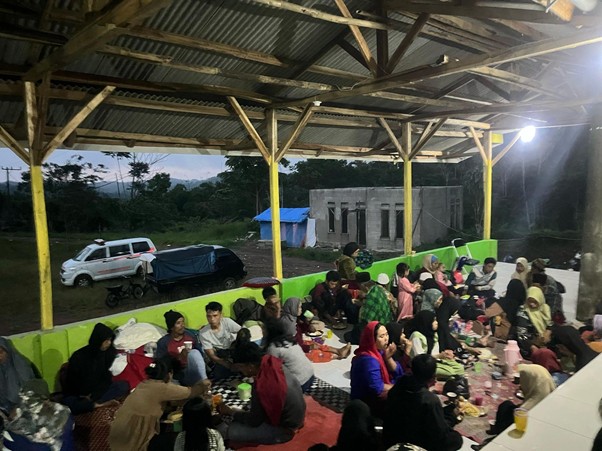 respon longsor sukabumi3 dompet dhuafa DMC Dompet Dhuafa membagikan makanan untuk buka bersama bagi para penyintas banjir bandang di Sukabumi, Senin (10/03/2025).