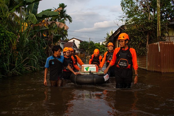 respons banjir pekanbaru1 dompet dhuafa DMC Dompet Dhuafa menyalurkan bantuan kepada korban terdampak banjir di Pekanbaru menggunakan alat bantu berupa ban karet.