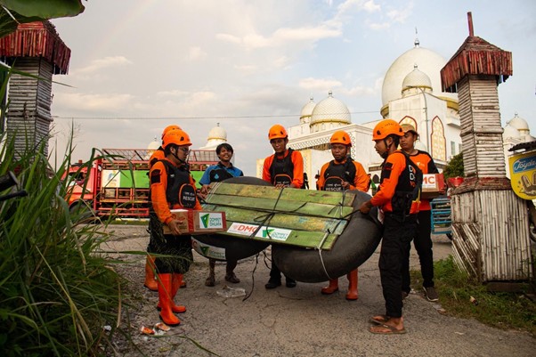 respons banjir pekanbaru2 dompet dhuafa DMC Dompet Dhuafa menyalurkan bantuan kepada korban terdampak banjir di Pekanbaru menggunakan alat bantu berupa ban karet.