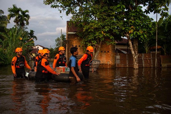 respons banjir pekanbaru3 dompet dhuafa Ketinggian air yang menggenang mencapai 50-100 centimeter (cm) dan terus meningkat dari hari ke hari.