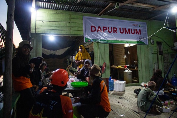 respons banjir pekanbaru4 dompet dhuafa Dapur umum yang didirikan oleh DMC dan Dompet Dhuafa Riau di tengah musibah banjir di Pekanbaru.