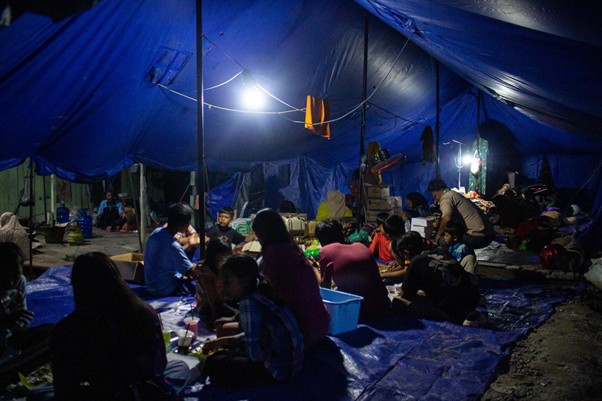 respons banjir pekanbaru5 dompet dhuafa Situasi dapur umum yang padat pengungsi banjir.