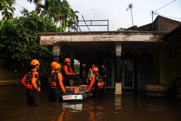 respons banjir pekanbaru6 dompet dhuafa Pemberian bantuan secara door to door. Imbas banjir pergerakan warga sangat terbatas, sehingga bantuan diberikan langsung rumah ke rumah.