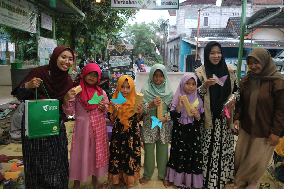 safari edukasi origami ramadan2 dompet dhuafa Momen seru anak-anak setelah mendapat hadiah dari kegiatan Safari Edukasi Origami Ramadan, Minggu (10/03/2025).