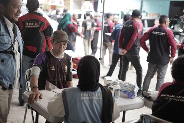 skrining kesehatan dan parade ambulans1 dompet dhuafa Aksi layanan skrining kesehatan gratis oleh tim RDK Dompet Dhuafa, Jumat (07/03/2025), di lingkungan Kantor LKC, Tangerang Selatan.