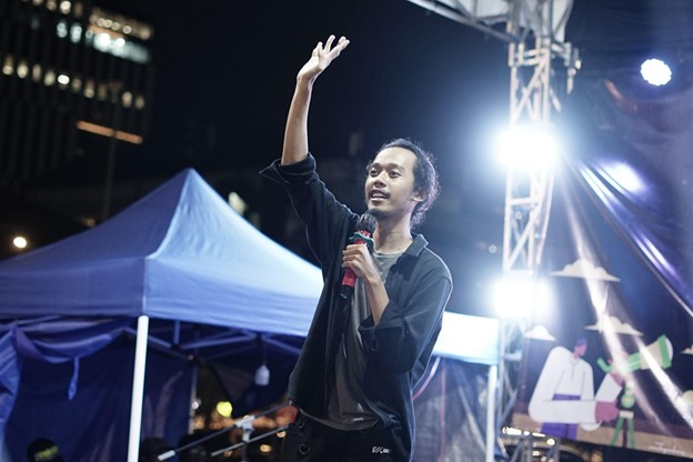 symphony of iftar with dul jaelani8 dompet dhuafa Komika Gilang Dayaganggu menghibur para pengunjung Symphony of Iftar 1446H di CIBIS Park pada Kamis (13/03/2025).