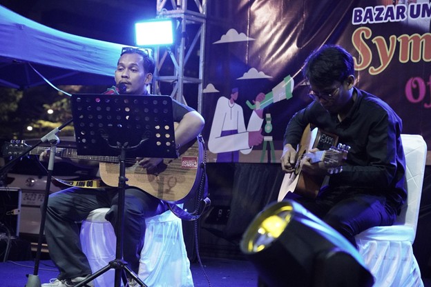 symphony of iftar7 dompet dhuafa Penampilan akustik dalam acara Symphony of Iftar di Cibis Park, Jakarta Selatan, Rabu (12/03/2025).