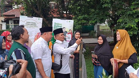 tarhib ramadan bersama pkk3 dompet dhuafa Penyalaan api obor Ramadan yang diwakilkan oleh Abdul Khoir selaku Lurah Limo pada Rabu (26/02/25).