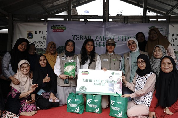 Selain disalurkan secara door to door, paket sembako juga dibagikan melalui kelompok masyarakat setempat di kawasan Tanah Kusir, Kebayoran Lama, Jakarta Selatan.