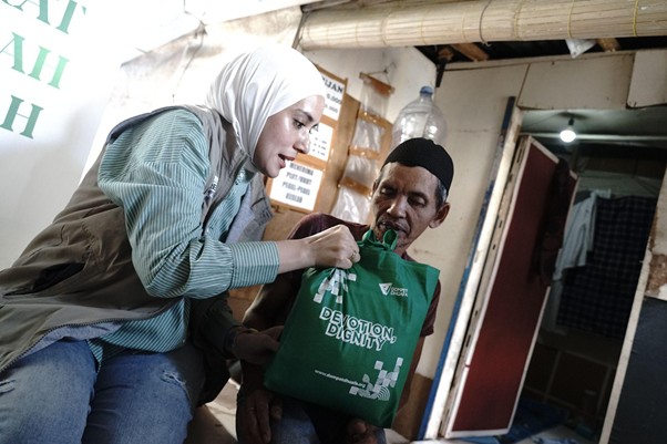 Hadi (44) yang merupakan marbot penyandang tunanetra mengaku bahagia menerima paket sembako secara langsung di kediamannya, Sabtu (29/03/2025).