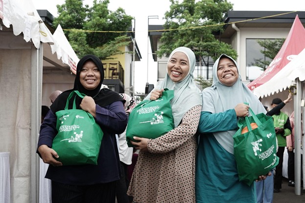 tebus murah sembako di symphony of iftar1 dompet dhuafa Sukacita penerima manfaat setelah menebus Paket Sembako hanya dengan mengeluarkan Rp20.000 di Pasar Tebus Murah di Symphony of Iftar.