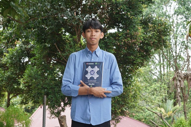 teman tuli belajar alquran1 dompet dhuafa Habibi Ramadan, penerima beasiswa Afirmasi Pendidikan Tinggi Disabilitas dari Kemendikbud tahun 2024.