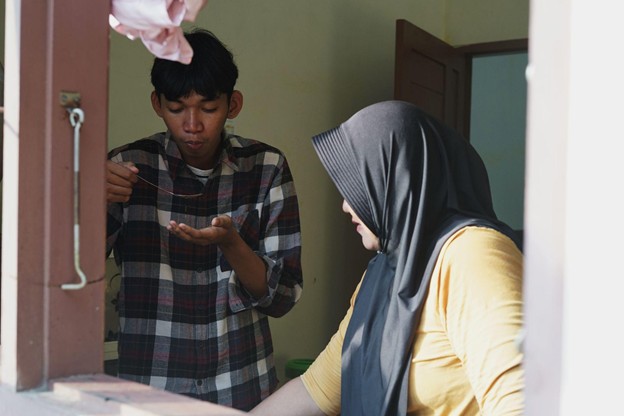 teman tuli belajar alquran2 dompet dhuafa Selain aktif dalam berkegiatan di kampus dan komunitas, ia tak lupa menyempatkan membantu Ibunya di kediamannya, Asrama SLB Pembina, Pekanbaru, Riau.