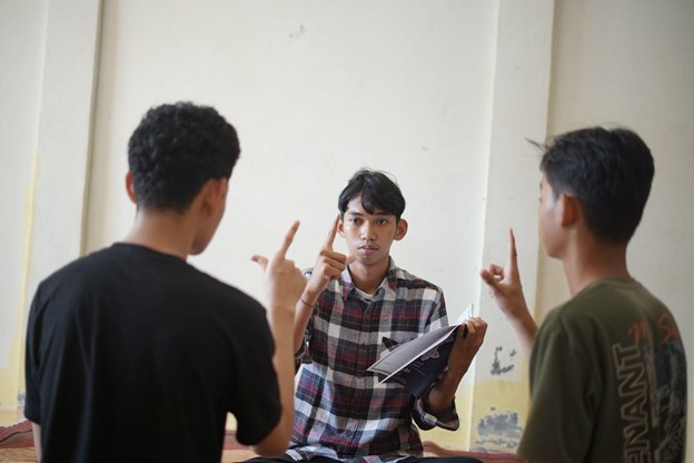teman tuli belajar alquran5 dompet dhuafa Untuk tahap awal, Habibi memberi pengajaran huruf hijaiyah menggunakan bahasa isyarat kepada kedua adiknya.