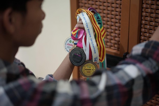 teman tuli belajar alquran6 dompet dhuafa Prestasi Habibi yang menggunung menjadi bukti bahwa keterbatasan berbicara tak menghalanginya untuk terus berkarya.
