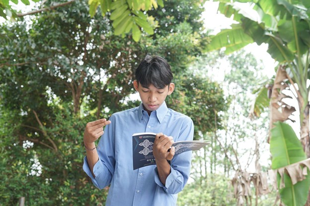 teman tuli belajar alquran7 dompet dhuafa Habibi mempraktikkan membaca Al-Qur’an menggunakan bahasa isyarat.