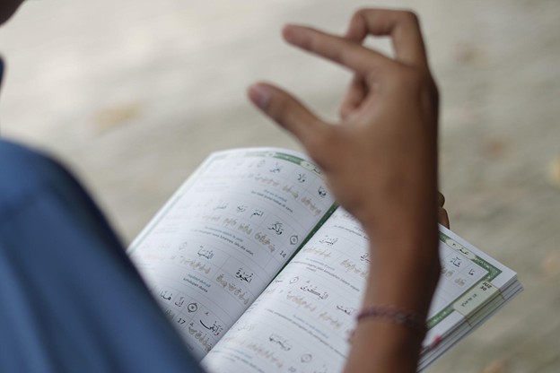 teman tuli belajar alquran9 dompet dhuafa Dompet Dhuafa berhasil menyalurkan sebanyak 1.120 Al-Qur’an Isyarat di 16 SLB, termasuk komunitas di Riau.