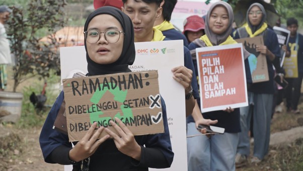 thirty days off wasted1 dompet dhuafa Aksi orasi untuk menyuarakan ajakan komitmen kepada masyarakat agar peduli terhadap sampah selama 30 hari Bulan Ramadan, di sekeliling Setu Tujuh Muara, Bojongsari Lama, Kecamatan Bojongsari, Kota Depok, Minggu (23/02/2025).