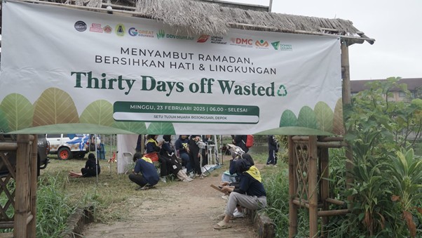 thirty days off wasted4 dompet dhuafa Aksi kampanye “Thirty Days off Wasted” untuk menyuarakan ajakan komitmen kepada masyarakat agar peduli terhadap sampah selama 30 hari Bulan Ramadan, di sekeliling Setu Tujuh Muara, Bojongsari Lama, Kecamatan Bojongsari, Kota Depok, Minggu (23/02/2025).