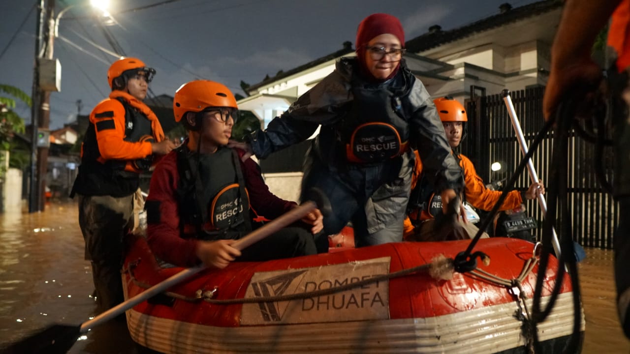 dompet dhuafa bantu evakuasi penyintas banjir jakarta hingga larut malam selasa 432025 dompet dhuafa Dompet Dhuafa bantu evakuasi penyintas Banjir Jakarta hingga larut malam, Selasa (4/3/2025).