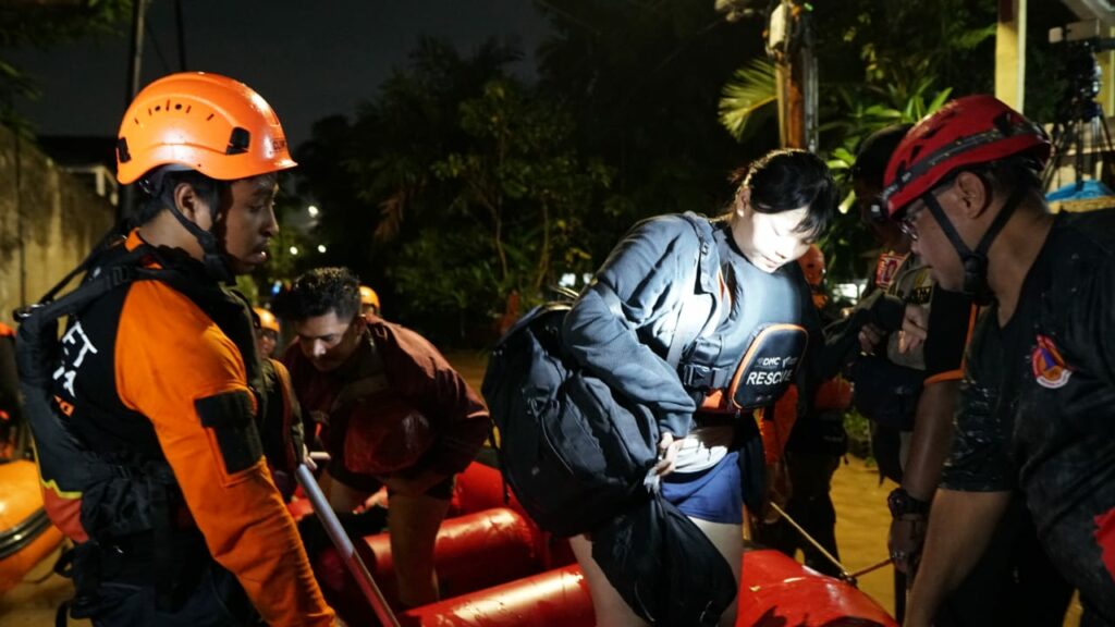dompet dhuafa bantu evakuasi penyintas banjir jakarta hingga larut malam selasa 432025 dompet dhuafa Dompet Dhuafa bantu evakuasi penyintas Banjir Jakarta hingga larut malam, Selasa (4/3/2025).