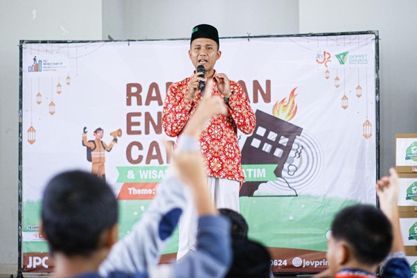 wisata yatim ramadan2 dompet dhuafa Jabaludin selaku Ketua Ramadan 1446 H Zona Madina Dompet Dhuafa, memberikan sambutannya di kegiatan Ramadan English Camp dan Wisata Yatim.
