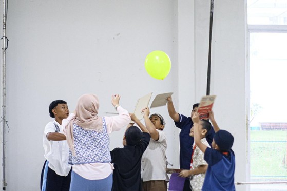 wisata yatim ramadan5 dompet dhuafa Sesi interaktif bersama para peserta sebagai salah satu rangkaian Ramadan English Camp dan Wisata Yatim, yakni untuk memperkuat kerjasama antar peserta.