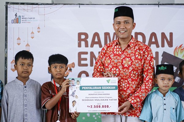 wisata yatim ramadan6 dompet dhuafa Penyerahan secara simbolis Sedekah Muliakan Yatim dari Donatur Zona Madina Dompet Dhuafa.