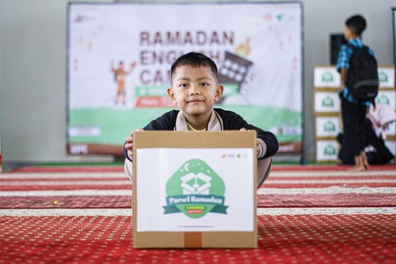 wisata yatim ramadan7 dompet dhuafa Kebahagiaan salah satu peserta mendapatkan Parsel Ramadan pada gelaran Wisata Yatim Ramadan pada Sabtu (15/3/2025).