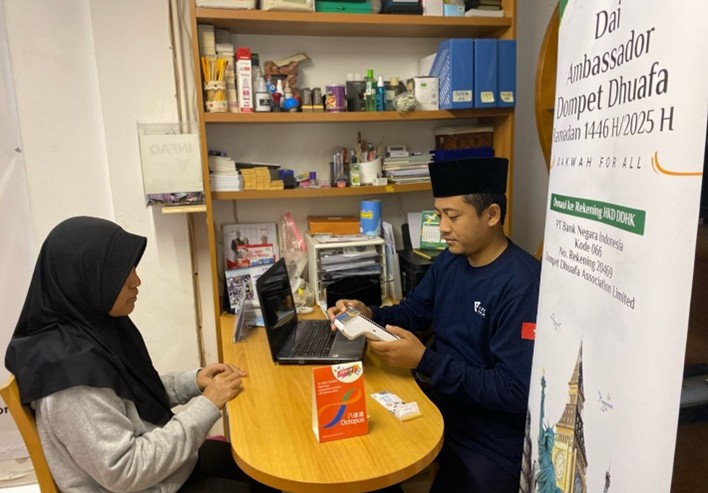 zakat dengan octopus dompet dhuafa Ustaz Firousyurahman, Dai Ambassador Dompet Dhuafa 2025 penugasan Hongkong, sedang menerima pembayaran Ziswaf di kantor Dompet Dhuafa Hongkong dengan kartu Octopus.