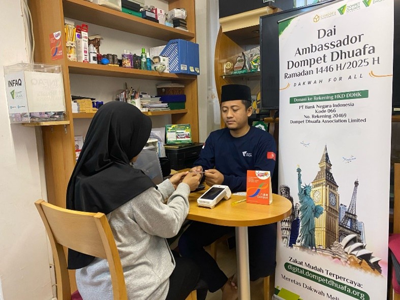 Ustaz Firousyurahman, Dai Ambassador Dompet Dhuafa 2025 penugasan Hongkong, sedang menerima pembayaran Ziswaf di kantor Dompet Dhuafa Hongkong dengan kartu Octopus.