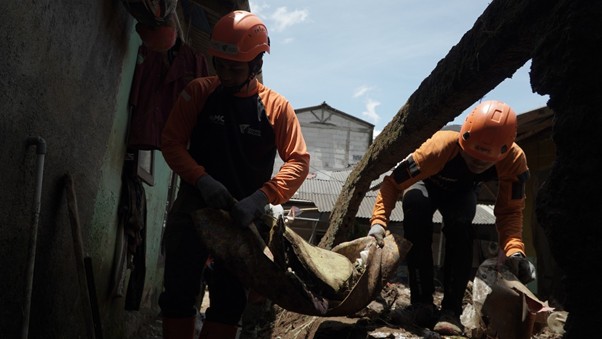 respons banjir cisarua bogor1 dompet dhuafa Tim DMC Dompet Dhuafa melakukan aksi bersih-bersih seusai banjir bandang di Cisarua Bogor surut, Kamis (06/03/2025).
