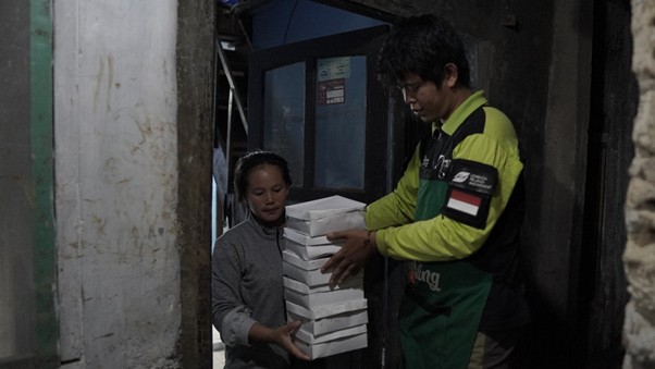 respons banjir cisarua bogor2 dompet dhuafa Tim LPM Dompet Dhuafa membagikan makanan untuk sahur kepada warga penyintas banjir bandang di Cisarua, Bogor, Kamis (06/03/2025).