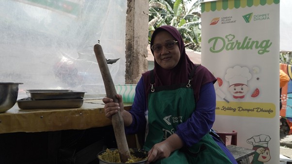 respons banjir cisarua bogor3 dompet dhuafa Yulianti Sri Rejeki menjadi relawan dapur umum DMC Dompet Dhuafa bagi para penyintas banjir bandang di Cisarua, Bogor.