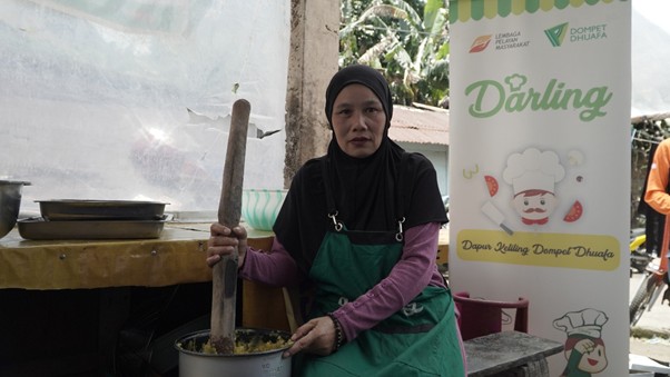 respons banjir cisarua bogor4 dompet dhuafa Kusmiyati menjadi relawan dapur umum DMC Dompet Dhuafa bagi para penyintas banjir bandang di Cisarua, Bogor.