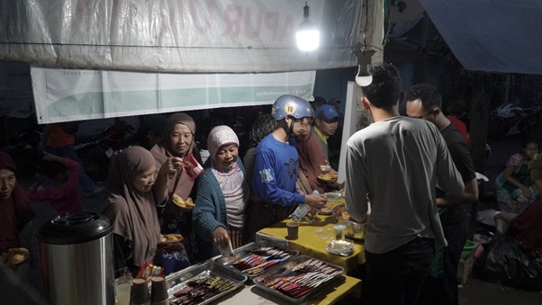 respons banjir cisarua bogor5 dompet dhuafa Suasana berbuka di Dapur Umum DMC Dompet Dhuafa, di pos pengungsian Kampung Pensiunan, Desa Tugu Selatan, Kecamatan Cisarua, Bogor, Rabu (05/03/2025).