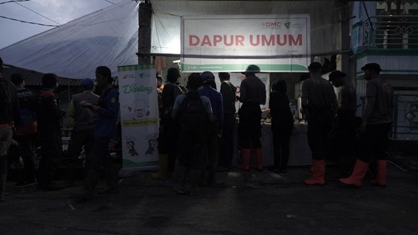 respons banjir cisarua bogor6 dompet dhuafa Suasana berbuka di Dapur Umum DMC Dompet Dhuafa, di pos pengungsian Kampung Pensiunan, Desa Tugu Selatan, Kecamatan Cisarua, Bogor, Rabu (05/03/2025).