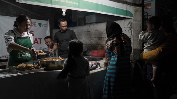 respons banjir cisarua bogor7 dompet dhuafa Suasana berbuka di Dapur Umum DMC Dompet Dhuafa, di pos pengungsian Kampung Pensiunan, Desa Tugu Selatan, Kecamatan Cisarua, Bogor, Rabu (05/03/2025).