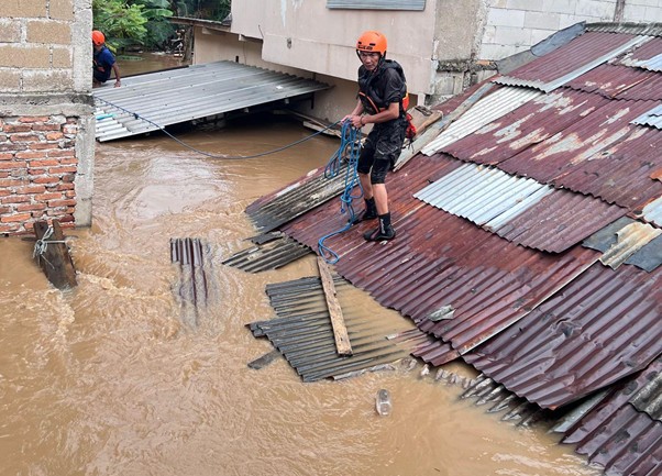 respons banjir jabodetabek1 dompet dhuafa Tim DMC Dompet Dhuafa melakukan asesmen dan evakuasi.
