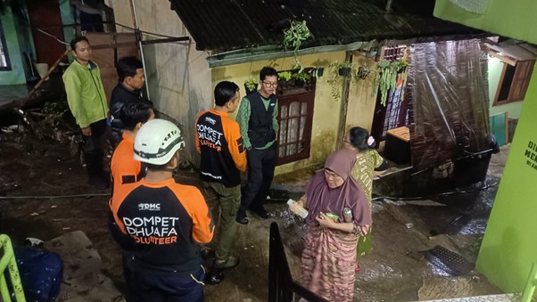 respons banjir jabodetabek2 dompet dhuafa Tim DMC Dompet Dhuafa sedang melakukan asesmen dan evakuasi di Cisarua, Bogor, Senin (03/03/2025).