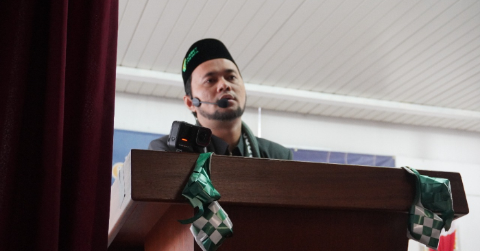 Dai Ambassador Dompet Dhuafa 2025 penugasan Kaledonia Baru, Ustaz Basyir Arif, saat memberi khotbah dalam salat Id di KJRI Noumea.