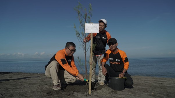 Penanaman 200 pohon keras di sepanjang Pantai Loang Baloq, Kota Mataram, Nusa Tenggara Barat, Jumat (25/4/2025).