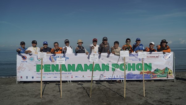 Penanaman 200 pohon keras di sepanjang Pantai Loang Baloq, Kota Mataram, Nusa Tenggara Barat, Jumat (25/4/2025).