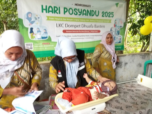 hari posyandu nasional2 dompet dhuafa Aktivitas cek kesehatan bayi oleh LKC Dompet Dhuafa dalam peringatan Hari Posyandu Nasional 2025, Selasa (15/04/2025).