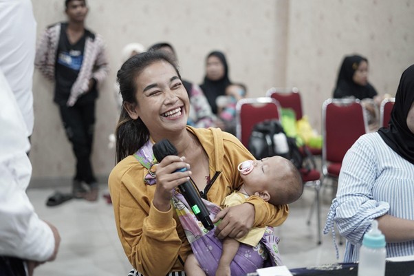 Lista Rosita menyampaikan beberapa pertanyaan tentang kesehatan dan keuangan kepada para narasumber.