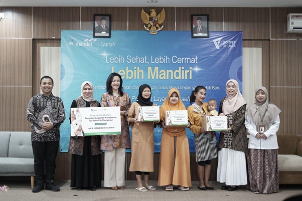 Simbolis penyerahan donasi program layanan kesehatan ibu hamil dan menyusui oleh AXA Mandiri.