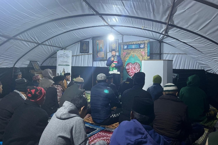 masjid di manolada yunani 1 dompet dhuafa Dai Ambassador Dompet Dhuafa penugasan Yunani, Ustaz Abdul Ghafur, memberikan khotbah usai salat berjemaah.